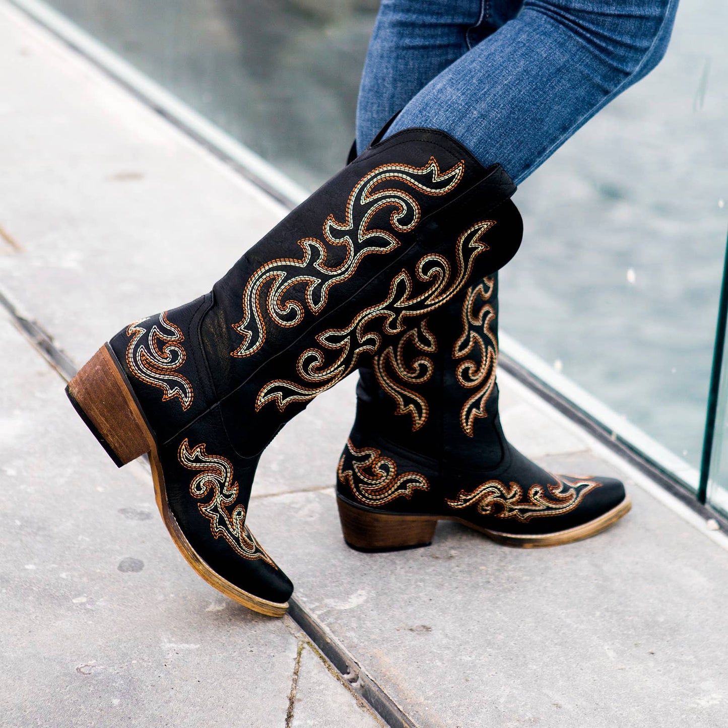 Women's Cowgirl Embroidered Boots: Black