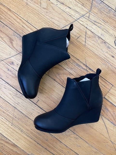 Black Wedges